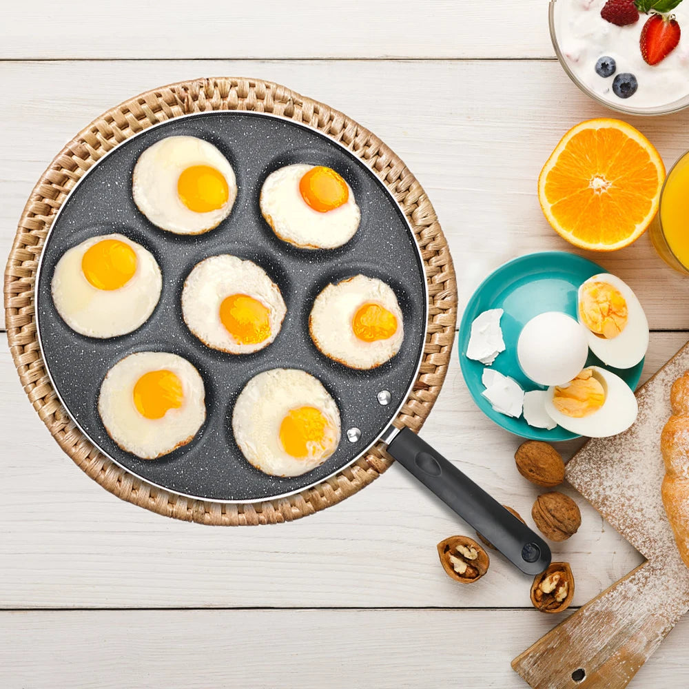 Desayuno con huevos preparados en el sartén con divisiones